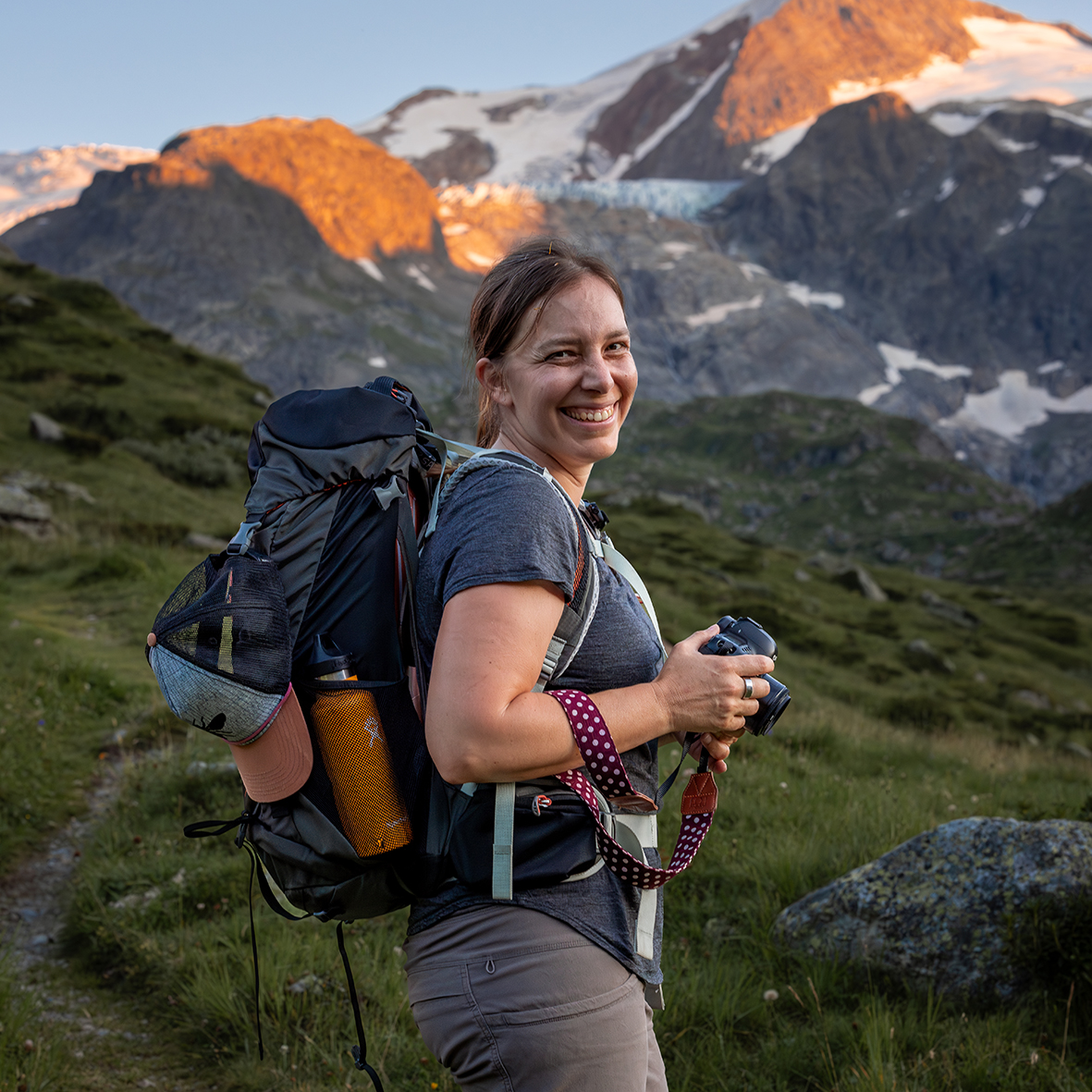 Eine Fotografin am Storytelling Workshop in den Schweizer Alpen