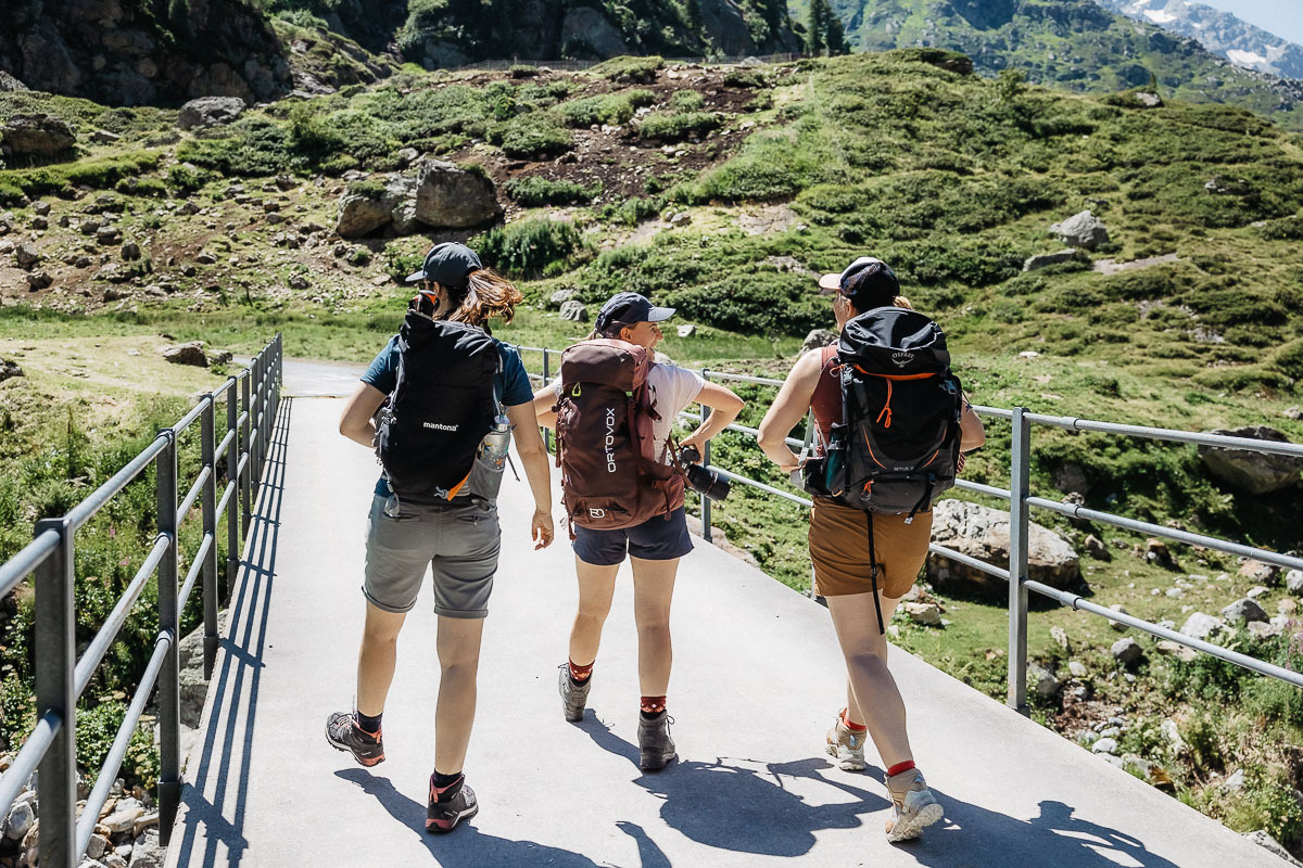 Fotografinnen wandern gemeinsam für ein Fotoshooting in den Bergen