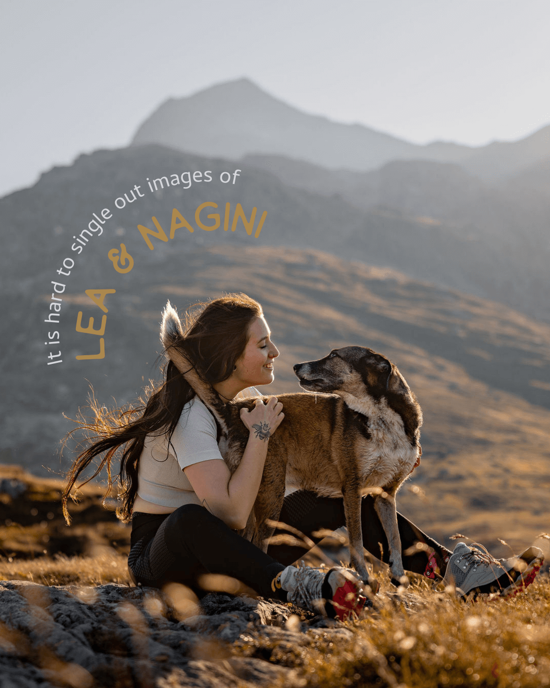 Mensch und Hund kuscheln bei einem Fotoshooting in den Bergen