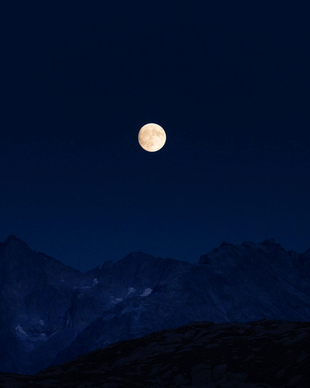 Vollmond in den Schweizer Alpen