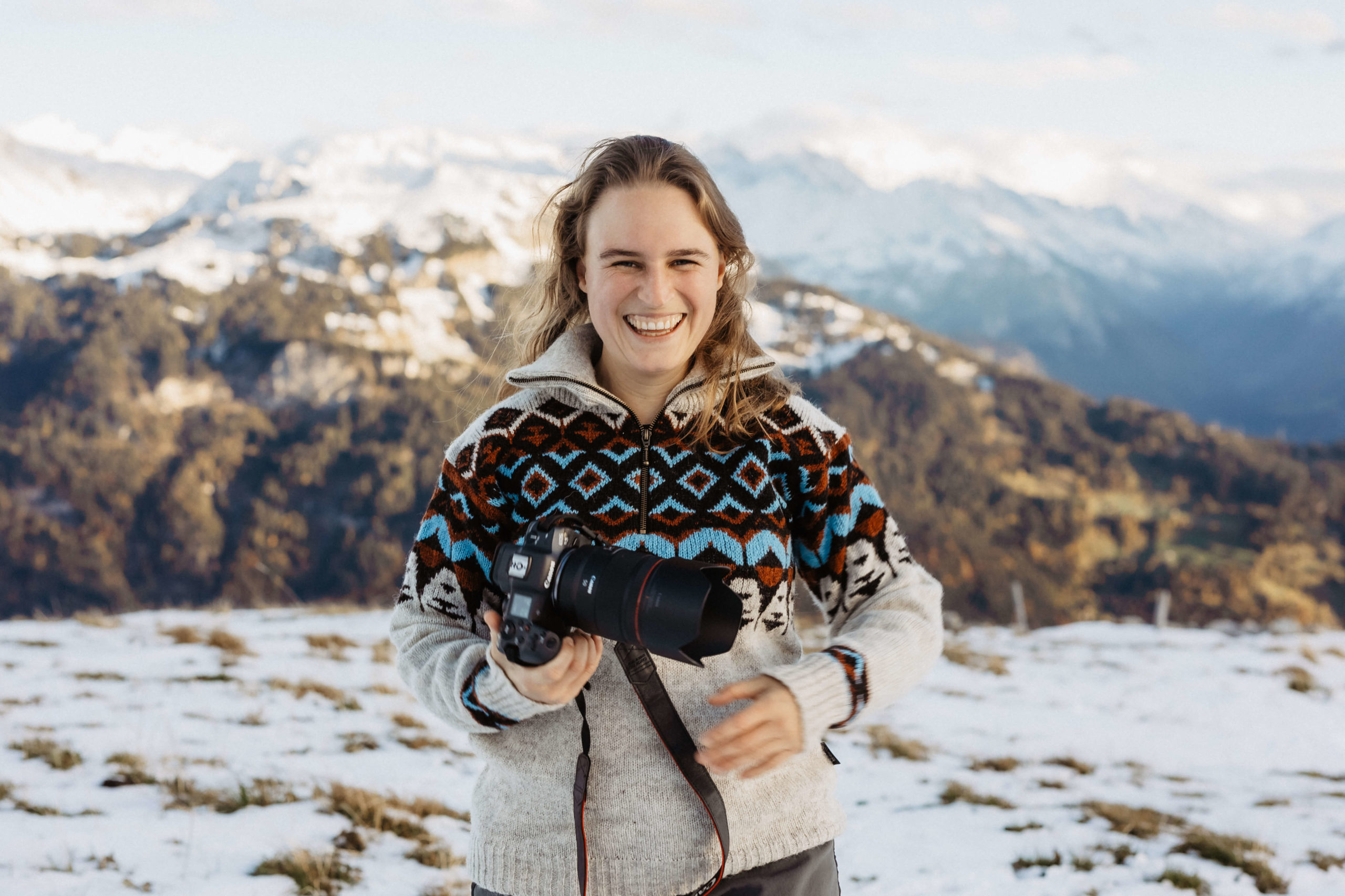 Hundefotografin vor Bergkulisse